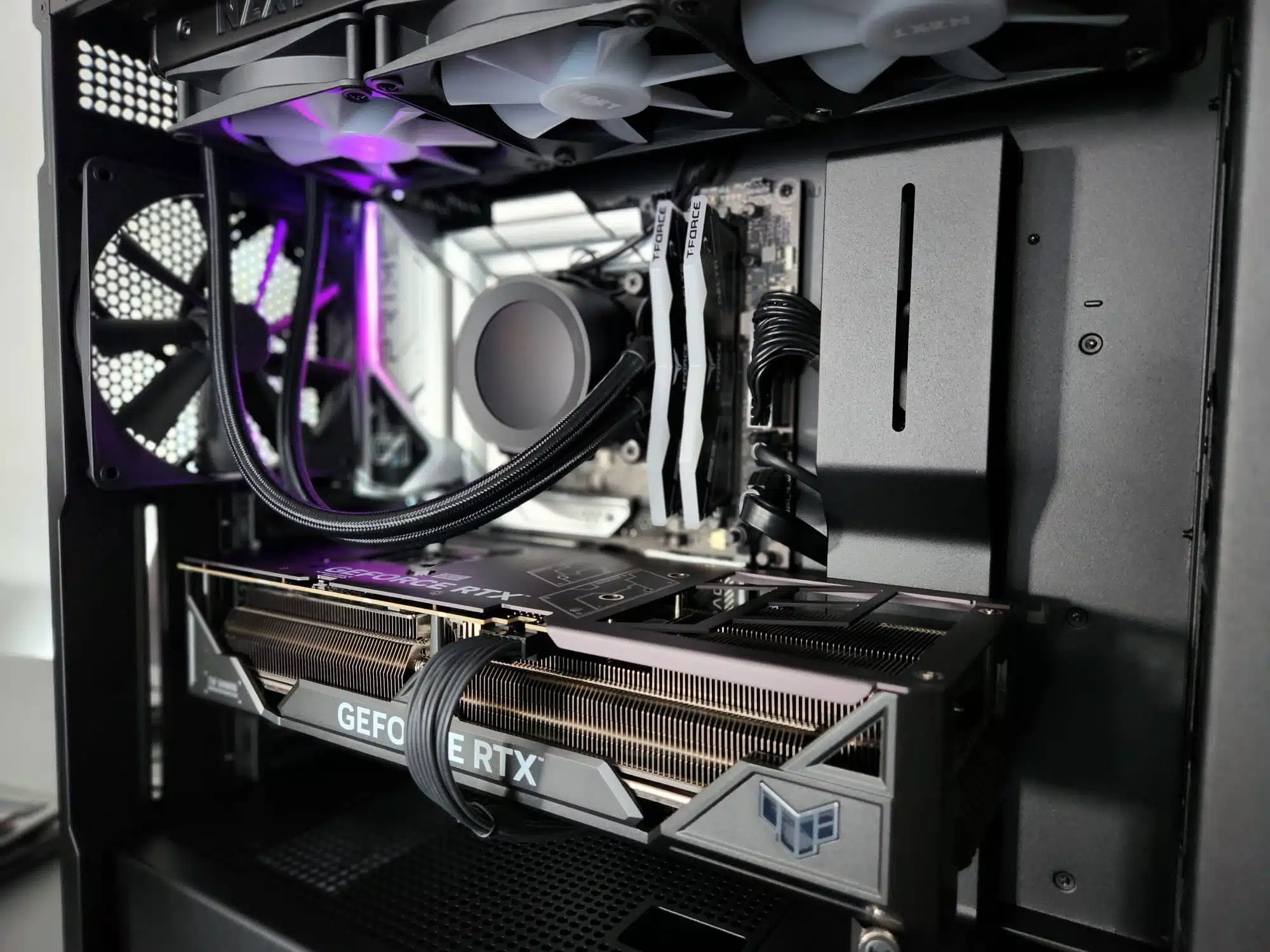 ⁦מחשב גיימינג נייח-Intel I5 - 14400F-PNY GeForce RTX™ 4070 Ti SUPER 16GB VERTO™ Overclocked Triple Fan DLSS 3⁩ – תמונה ⁦4⁩