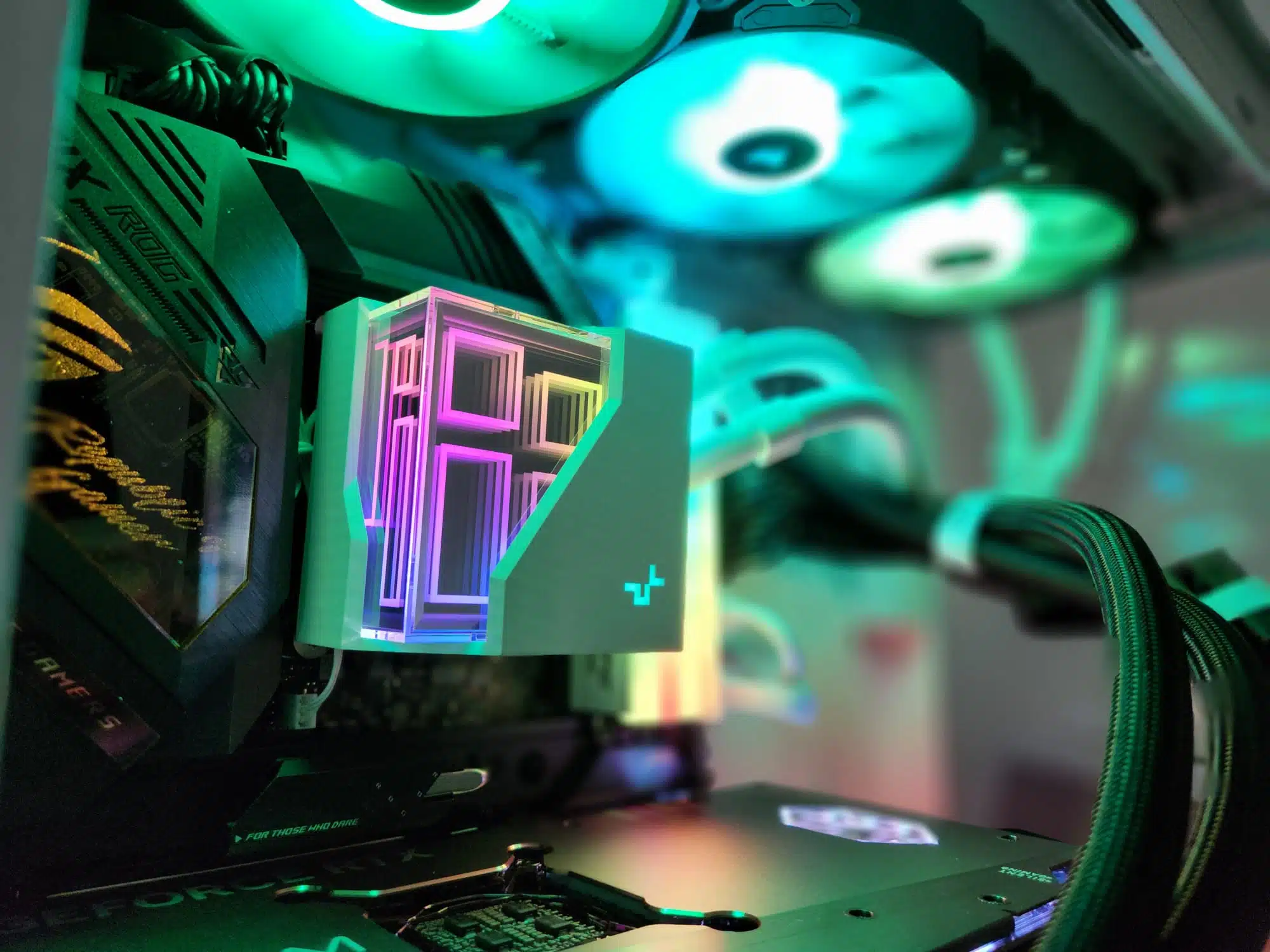 ⁦מחשב גיימינג נייח-Ryzen 5 7600X-ZOTAC GAMING GeForce RTX 4080 SUPER Trinity Black Edition 16GB⁩ – תמונה ⁦5⁩