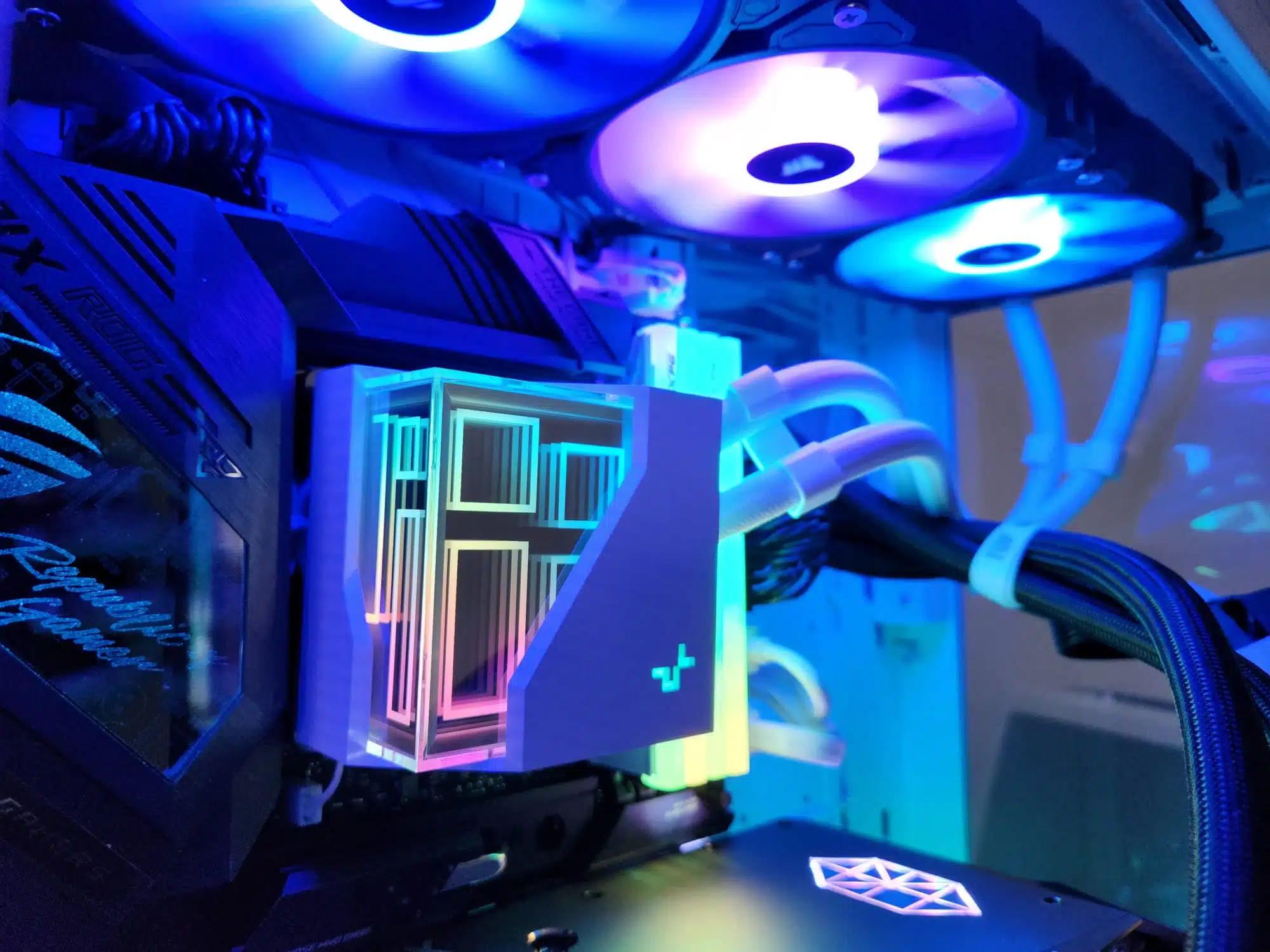 ⁦מחשב נייח גיימינג לבן Ryzen 7 9800X3D-ZOTAC GAMING Nvidia GeForce RTX 5080 SOLID OC 16GB⁩ – תמונה ⁦10⁩