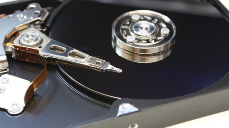 איזה כונן אחסון לבחור? HDD, SSD או NVMe SSD – לכל אחד מהם יתרונות וחסרונות שמשפיעים על המהירות, הביצועים והמחיר. במאמר זה נסקור את ההבדלים ביניהם, נסביר למי מתאים כל סוג, ונעזור לכם לבחור את הפתרון הנכון בהתאם לצרכים שלכם.