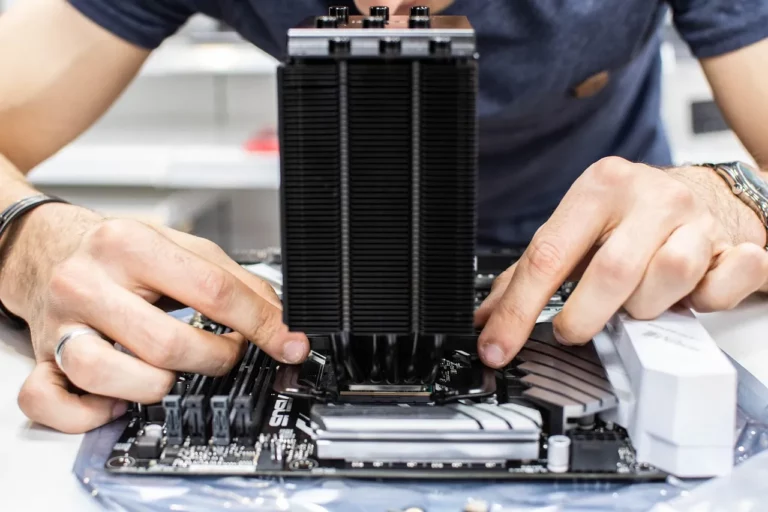 מדריך מקצועי על לוח אם: השוואת אינטל מול AMD, DDR4 מול DDR5, מותגים מובילים, BIOS, אוברקלוקינג וטיפים פרקטיים לרכישה נכונה.