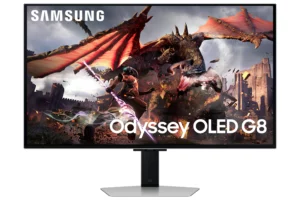 מסך גיימינג Samsung Odyssey OLED G8 S32DG802SM בגודל 31.6 אינץ’ עם רזולוציית 4K UHD, פאנל OLED, קצב רענון 240Hz, זמן תגובה 0.03ms, HDR10+ Gaming ו-FreeSync Premium Pro. כולל מעבד NQ8 AI Gen3 ורמקולים חכמים.