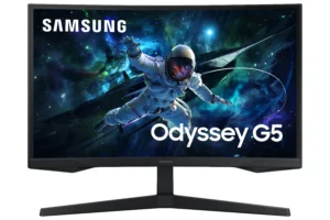 מסך גיימינג קעור Samsung Odyssey G5 S27CG552EM בגודל 27 אינץ' ברזולוציית WQHD עם קצב רענון 165Hz.